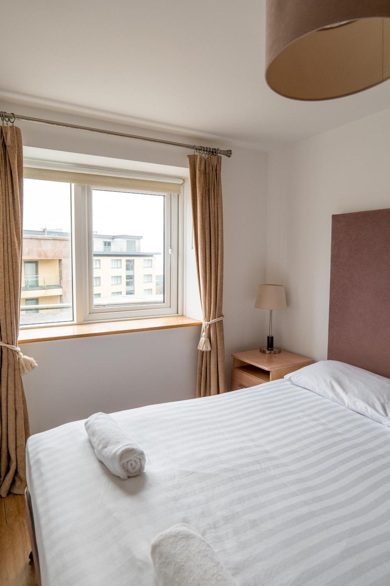 Geata Na Cathrach - Galway Lakeside Apartments Extérieur photo