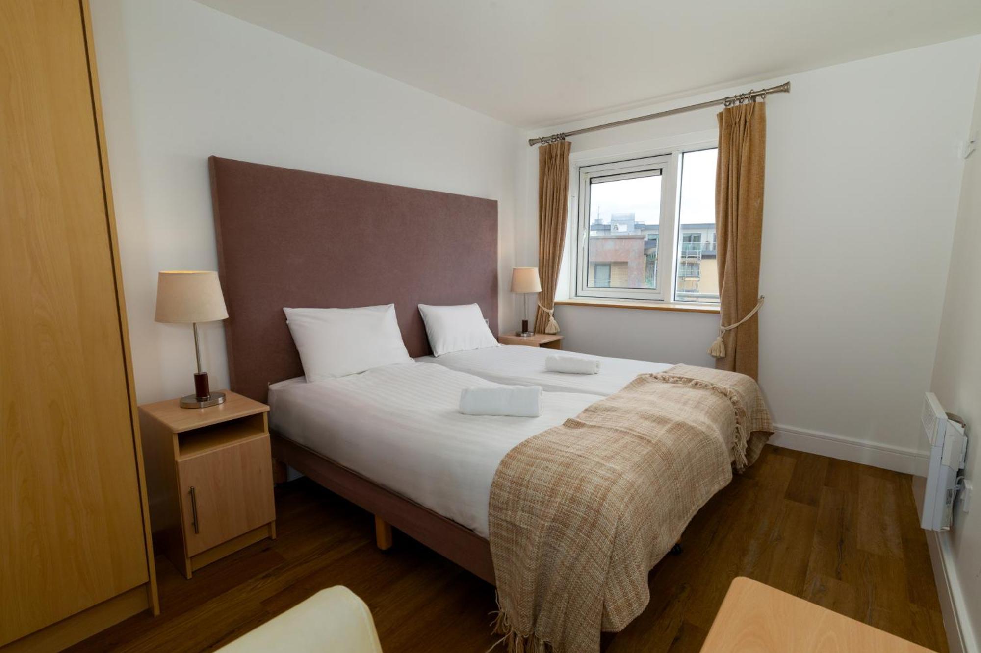 Geata Na Cathrach - Galway Lakeside Apartments Extérieur photo